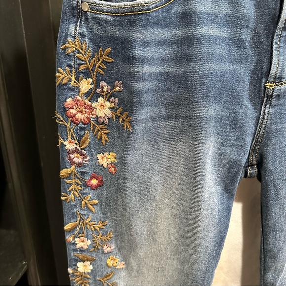 Driftwood “Kelly” Embroidered Bootcut Jeans – Size 8 – Inseam 31 - Picture 3 of 12